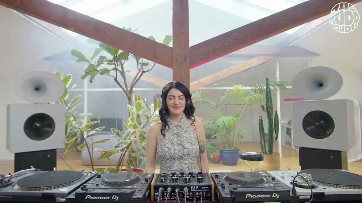 Themuddshow By Paramida Video Reviews Ratings Credits Song List