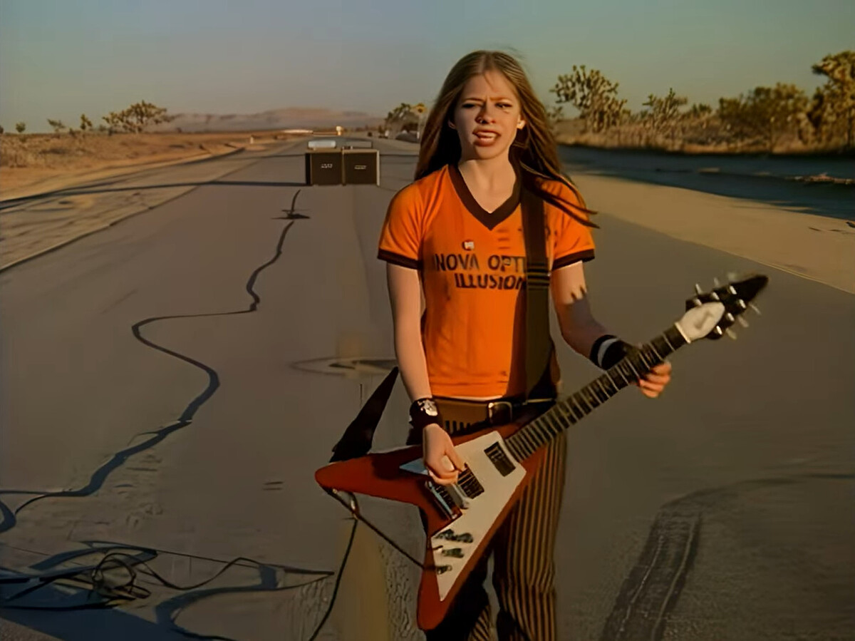 Mobile by Avril Lavigne (Music video, Alternative Rock): Reviews ...