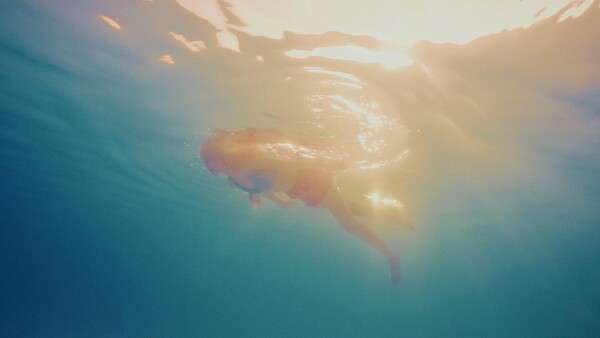 Underwater by Chuu (Music video, Folk Pop): Reviews, Ratings, Credits, Song  list - Rate Your Music